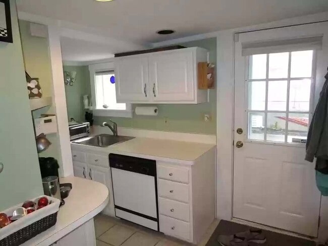 Cocina y puerta principal - 15 Cottage Ct Unidad 2