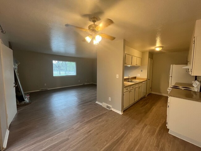 Photo - 3 bed 2 bath townhouse - Great Location