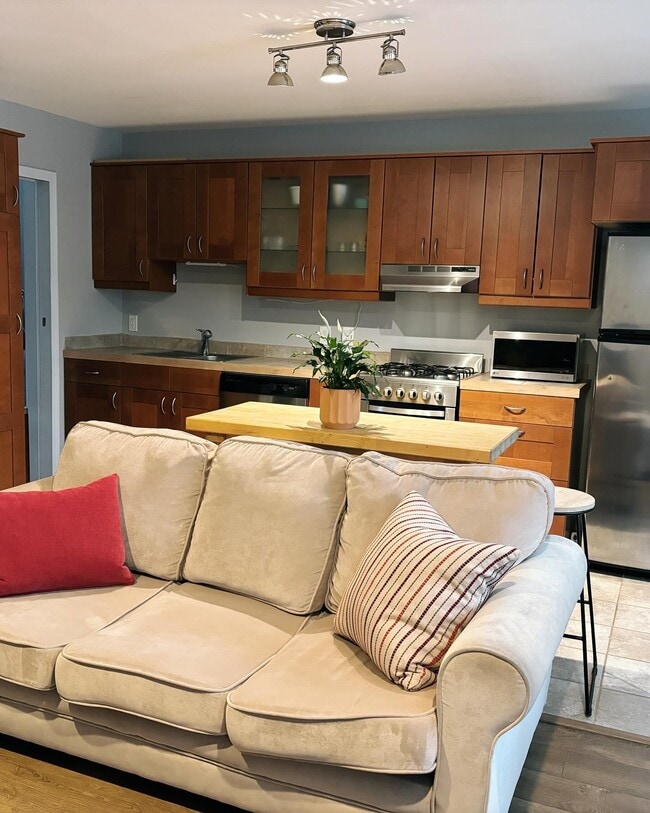 Building Photo - 544 Tolend Rd Unit Apt #1