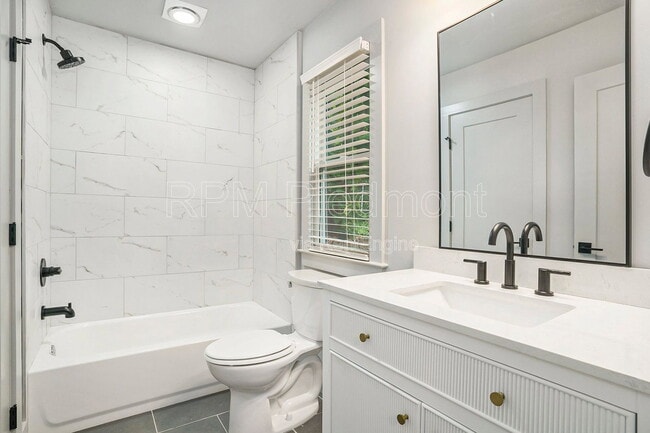 Photo - 1081 Hill St SE