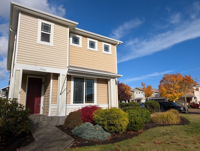 Large Four Bedroom Corner Lot! Close to JB... - Large Four Bedroom Corner Lot! Close to JB...