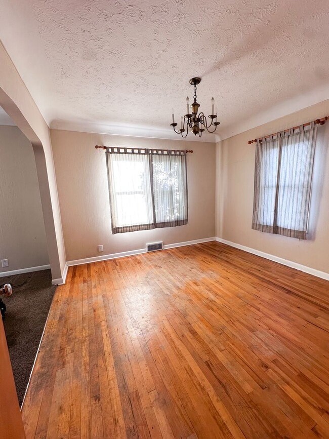 Photo - 945 Alderson Ave