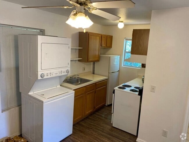 Building Photo - 2nd Floor Unit, 1 Bedroom, 1 Full Bathroom... Rental