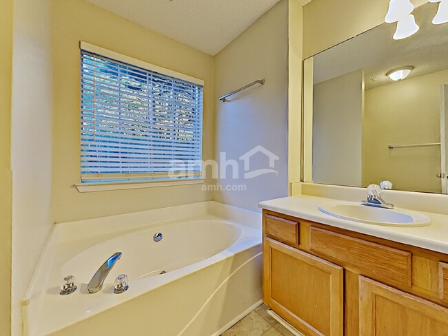 Photo - 4457 Grove Dr NW