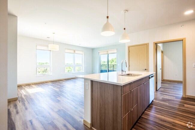 2BR, 2BA - 1100SF