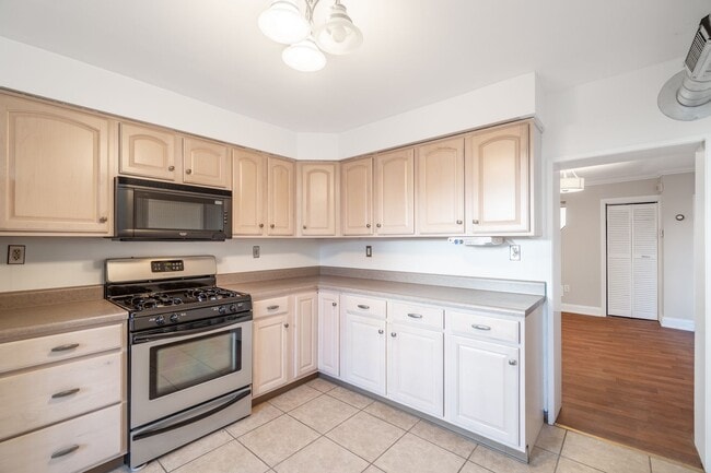 Photo - Beautiful luxury and spacious 4 bed home i...
