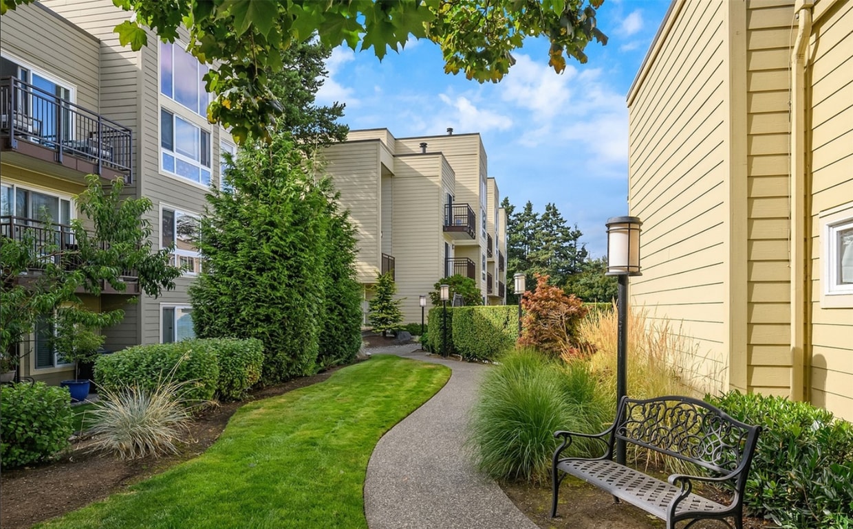 Photo - 5844 NE 75th St (Seattle, WA)
