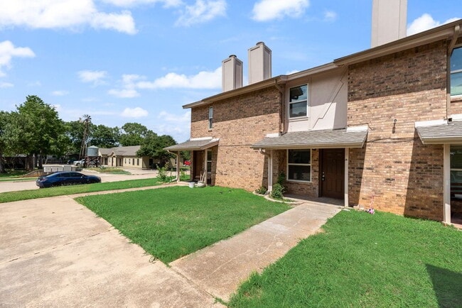 Photo - Completely Remodeled Triplex Unit 2 bed 1.5 just minutes from downtown Grapevine! Unit B