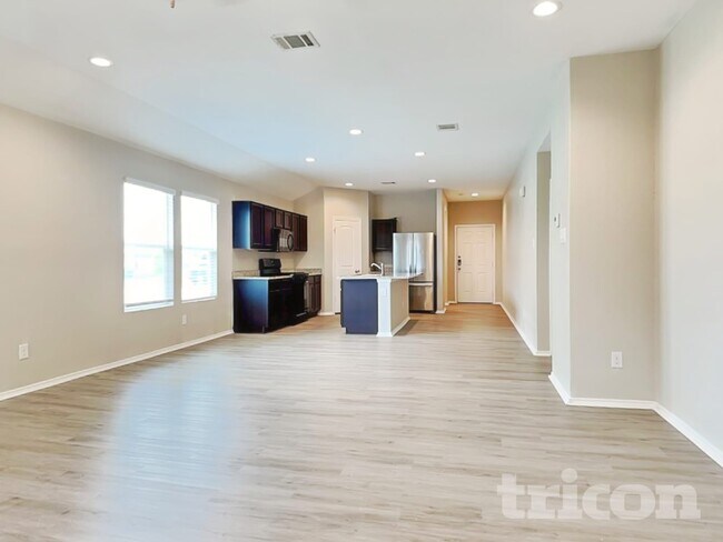 Photo - 414 Lance Trail