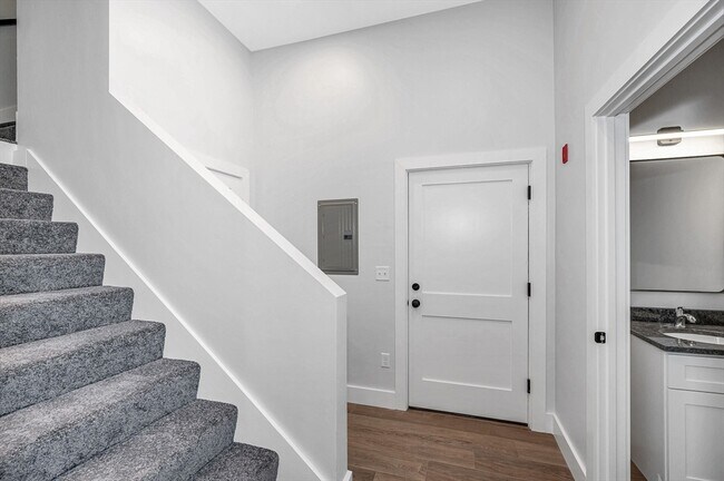 Photo - 241 W 6th St Unidad 118