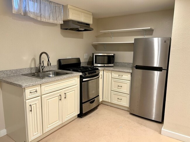 Building Photo - N San Pedro Unit 3C