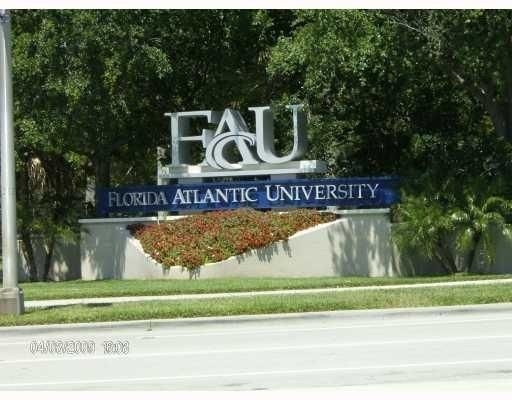 closest off campus housing to FAU/Palm Beach State Colleges - 490 NW 20th St Condo Unit 112