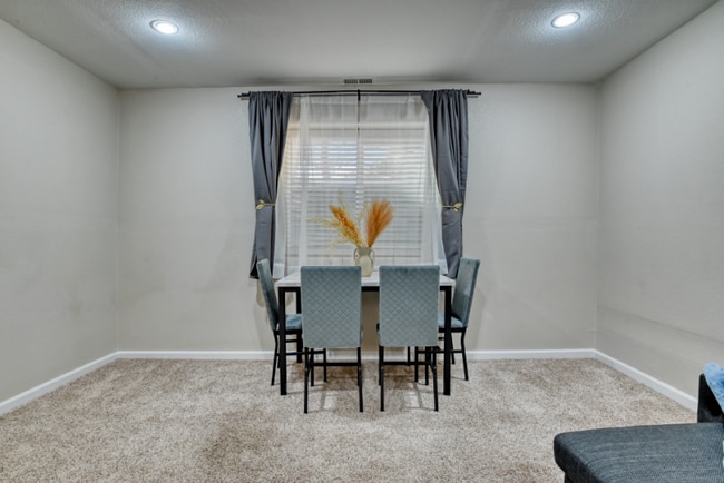 Photo - 2631 Thrush Grove