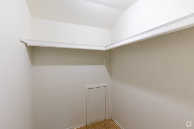 2BR, 1BA - 900SF - Walk-In Closet
