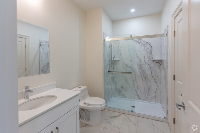 1BR, 1BA - 520SF - Bathroom