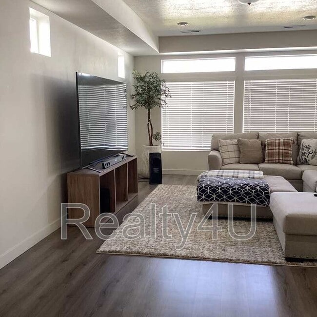 Photo - 138 E Crown Point Dr