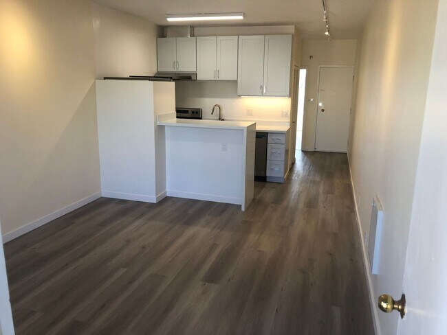 Photo - Remodeled top floor rent controlled apartm... Unidad 4