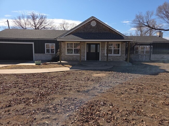 Building Photo - 808 E Tamarack Rd