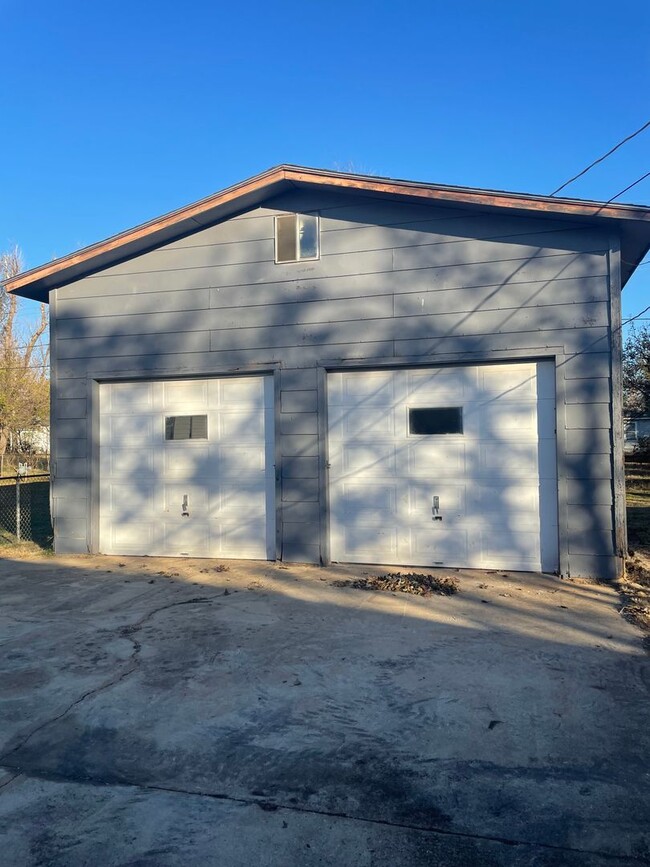 Building Photo - 4 bed 1 bath, with extra large utility are... Rental