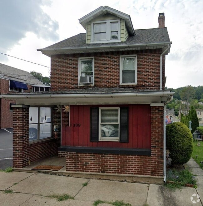 Building Photo - 1309 Broadway Unit 2 Rental