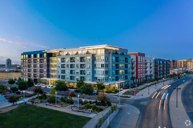 Building Photo - MAA River North