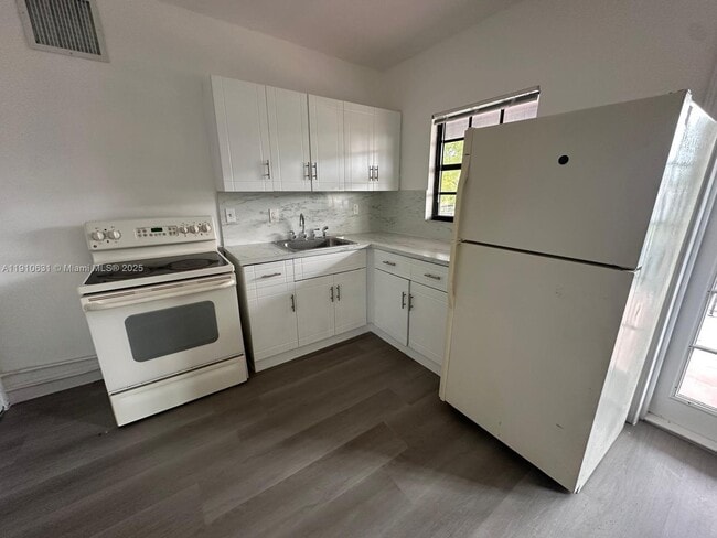 Building Photo - 312 SW 32nd Ave Unit 201