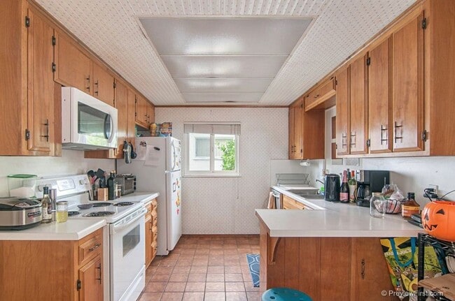 Photo - 5 Bedroom House in College East - Bright and Airy on Quiet Street!