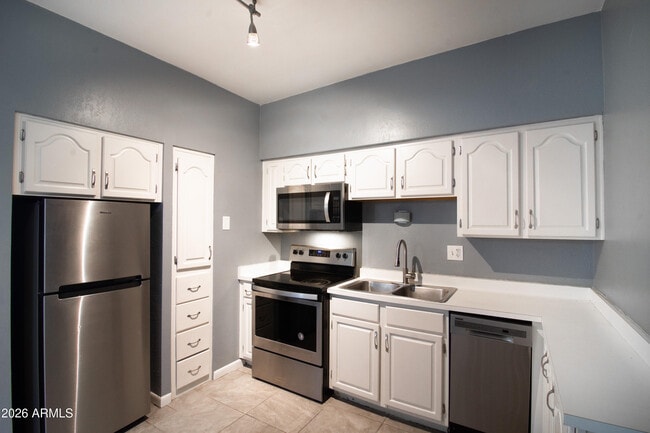 Building Photo - 357 E Thomas Rd Unit A212