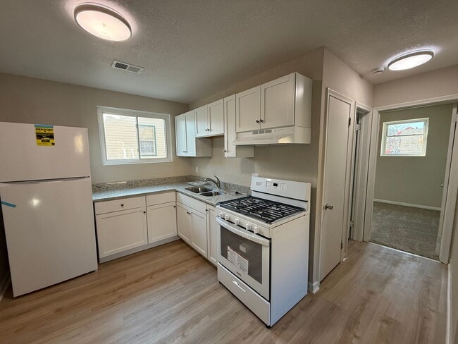 Building Photo - 2606 E Hennepin Ave Unit 1