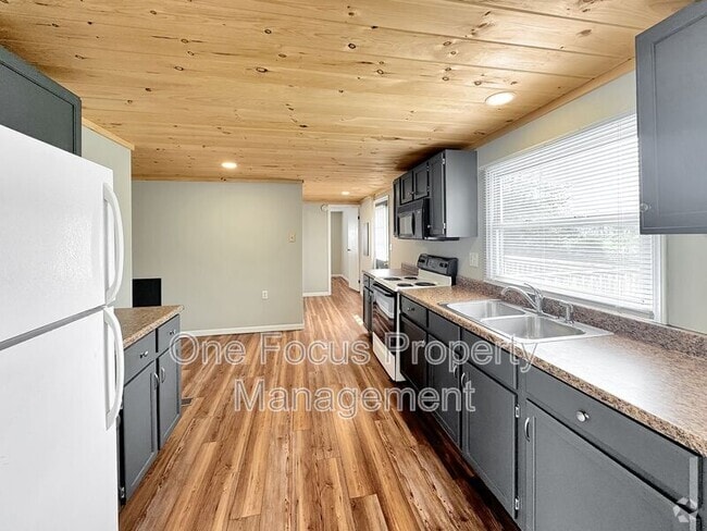 Building Photo - 220 Peach St Rental