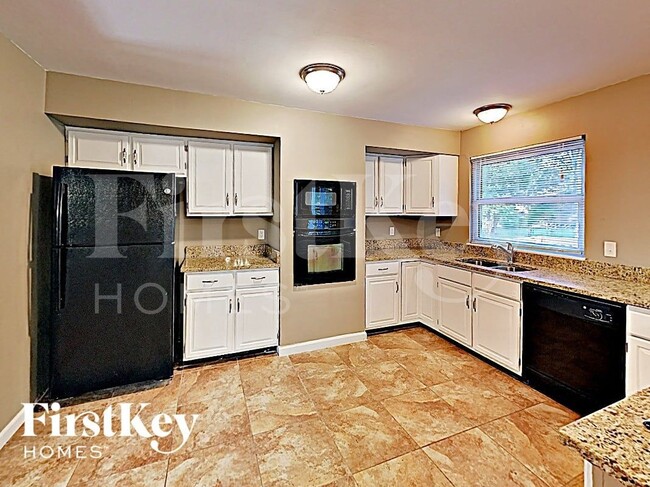 6 Rouen Ct
