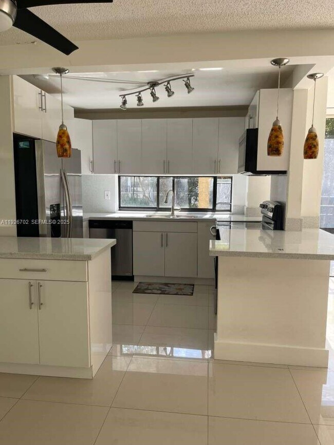 Building Photo - 17021 N Bay Rd Unit 226