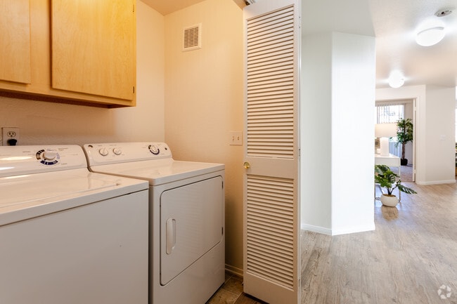 2BR, 2BA - 1148 SF