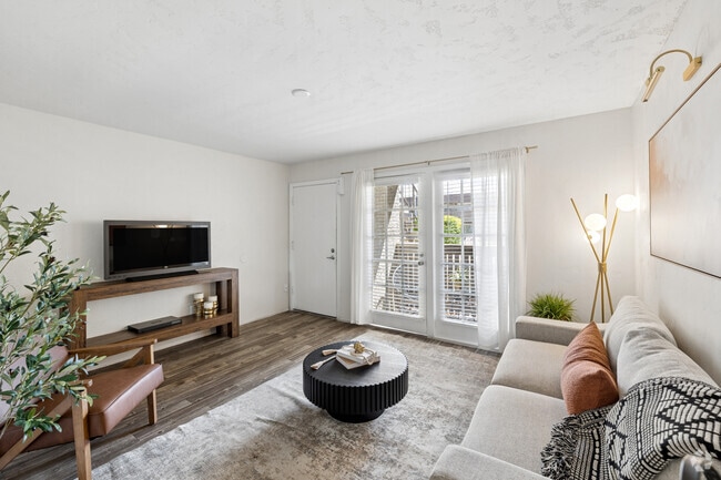 1BR, 1BA - 561SF - Living Room