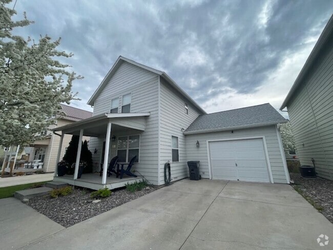 Building Photo - Recently Updated 3 BR/ 1.5 BA in Central M... Rental