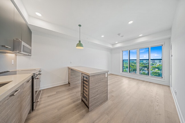 Building Photo - 484 Spadina Ave.