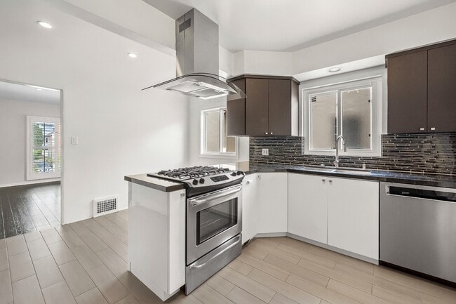 Foto de detalle de la cocina - 7930 W 4th St Unidad 7930