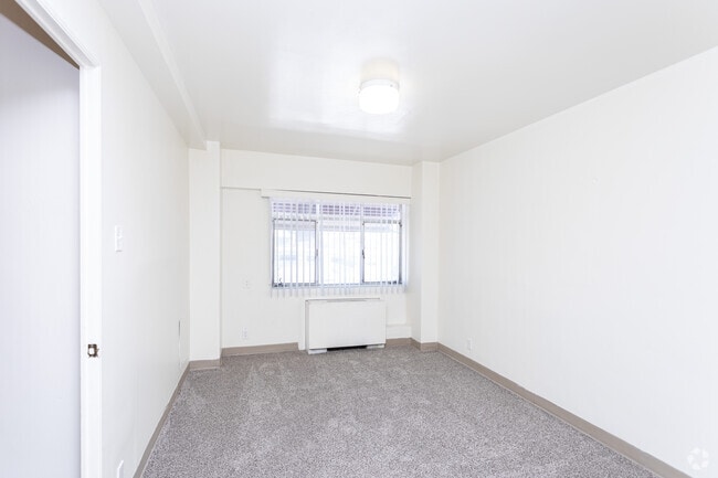 1BR, 1BA - 580SF - Bedroom