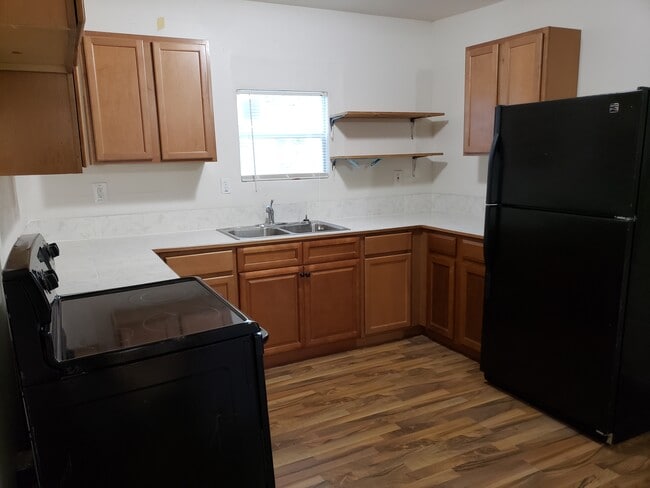 La cocina se abre al comedor. - 1717 W. 20th St. Apt. 1