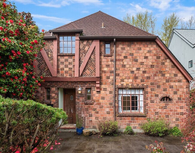 Building Photo - $2000 OFF 1 Months Rent with a Lease Start... Rental