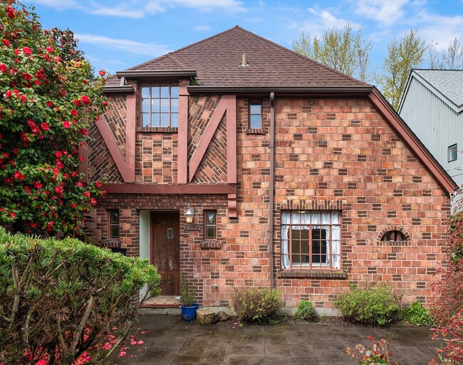 Montlake Gem | 3BD, 1.5BA with Architectur... - Montlake Gem | 3BD, 1.5BA with Architectur... House