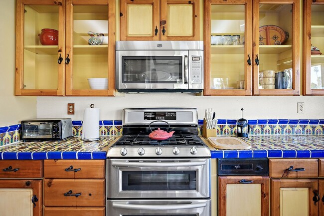 Spacious Two Bedroom Condo in Gated Commun... - Spacious Two Bedroom Condo in Gated Commun...