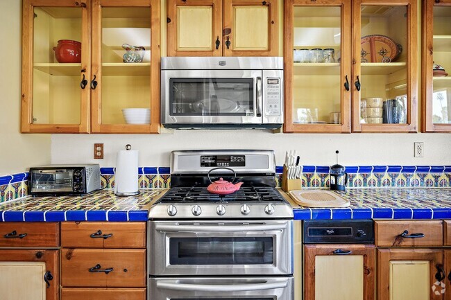 Building Photo - Spacious Two Bedroom Condo in Gated Commun...