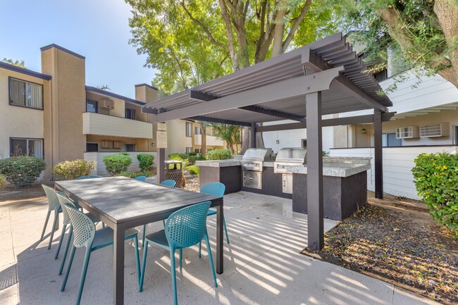 Chatsworth Pointe bbq are with a table and chairs - Chatsworth Pointe Apartment Homes