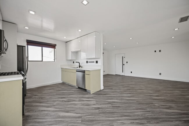 Photo - 955 N. Oxford Ave.