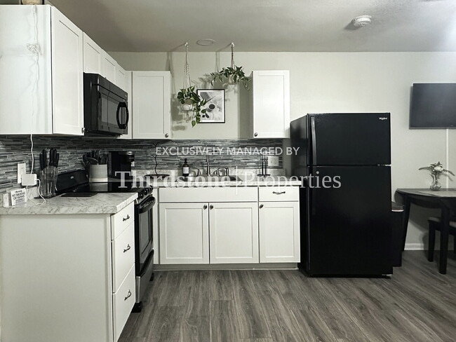 Photo - 908 Barrs St