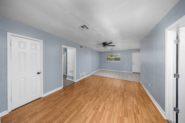 Photo - 408 NW Woodridge Dr