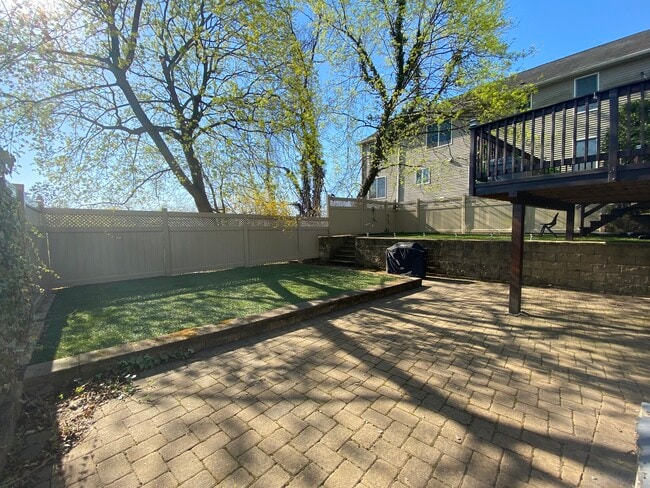 Building Photo - 127 Maple Ave