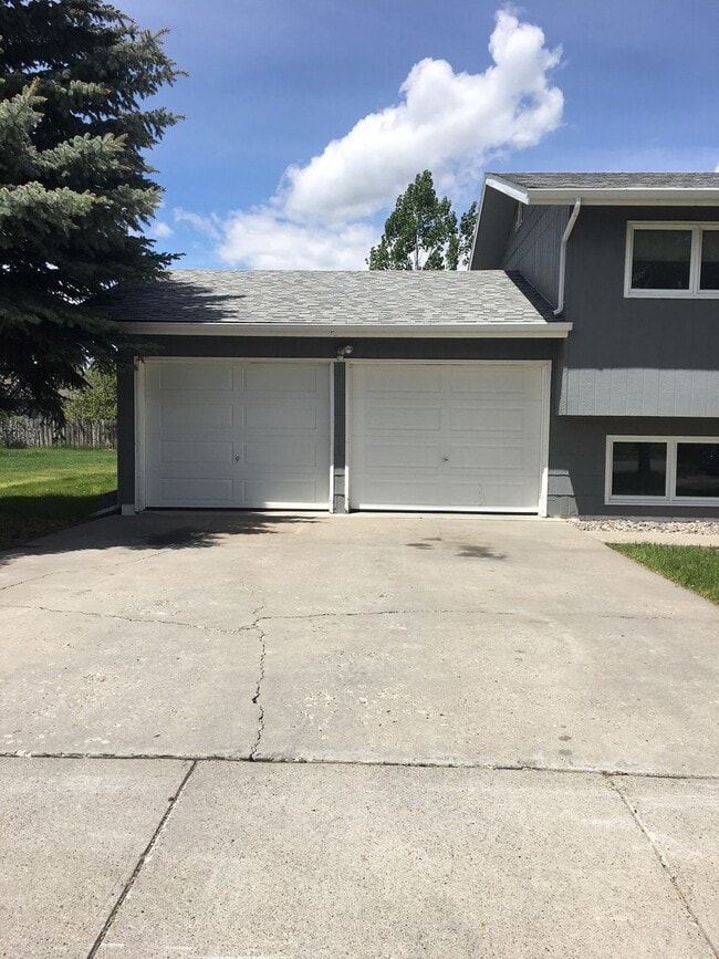 Photo - 3 Bedroom, 2 Bathroom Duplex- 5 minute wal...
