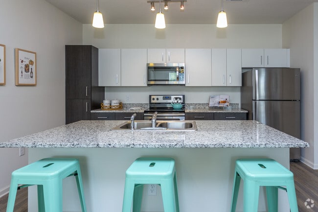 2BD, 2BA -1103 SF